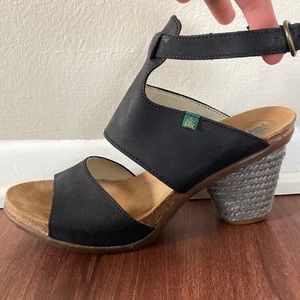 El naturalista strap ankle sandles with heel